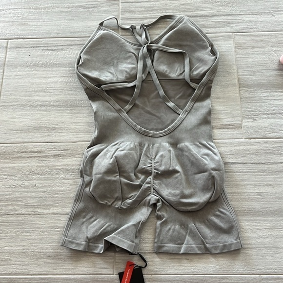 TLF Vintage Sand Sculpt Seamless Scrunch Butt Onesie tan large open back - Picture 13 of 13